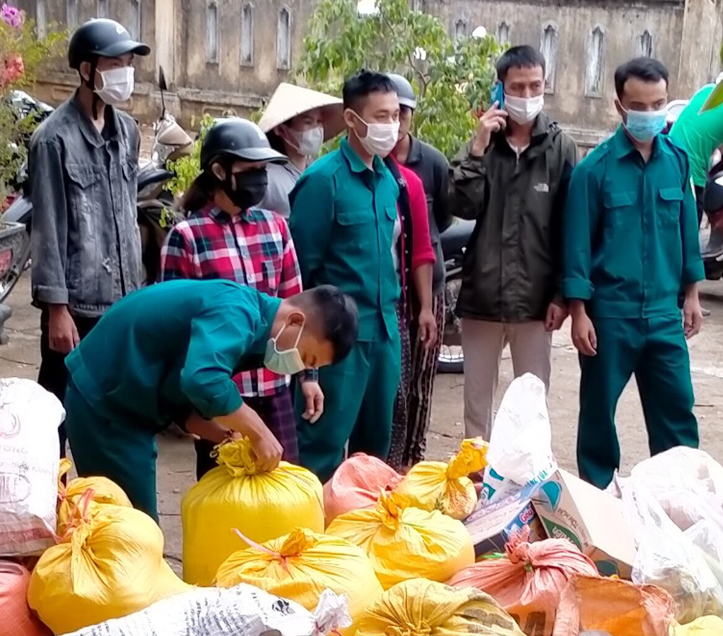 Người dân A Lưới hướng về đồng bào miền Nam